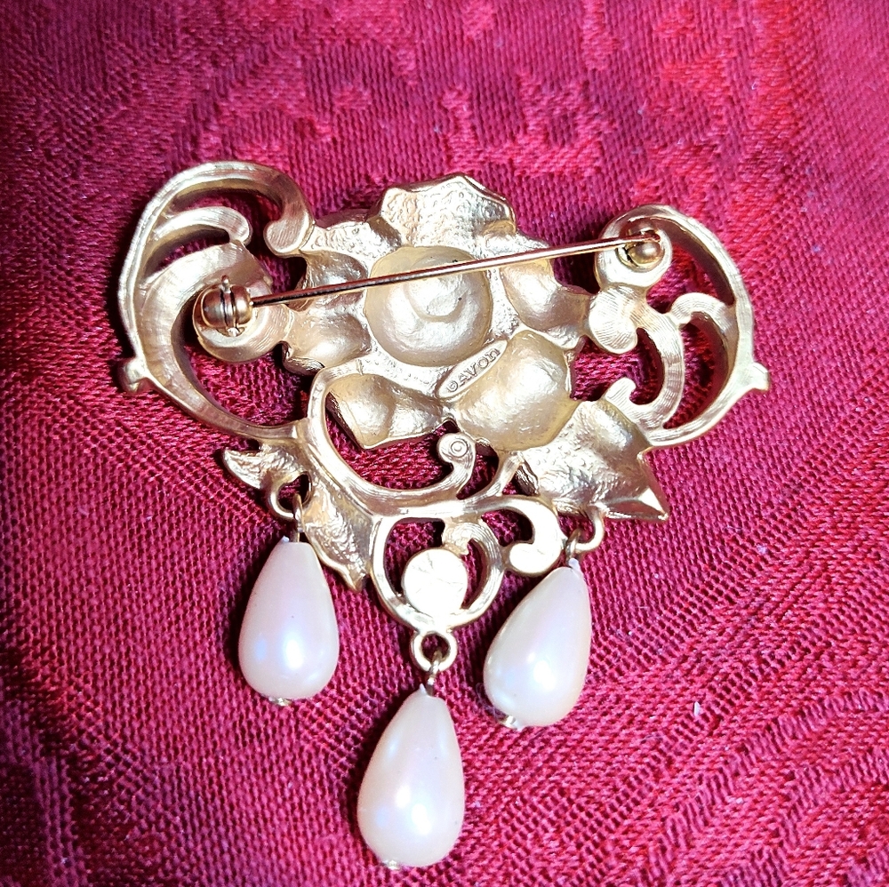 Vintage New Avon Matte Gold Tone Rose Brooch w/Dangling Pearl Drops & AB Stones - Picture 4 of 6